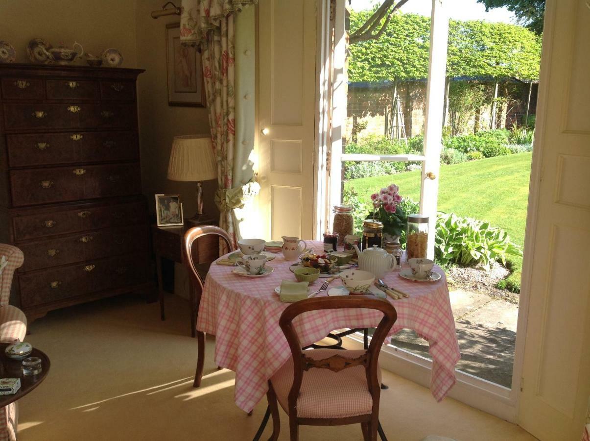 Brunton Farmhouse Hotel Collingbourne Kingston Exterior foto